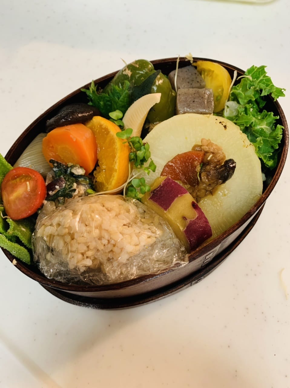 動画撮影と控えめな玄米弁当女子